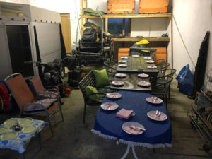 Grillieren bei Gewitter: Essen in der Garage