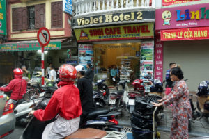 Verkehr: Roller und Fussgänger in Hanoi