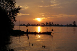 Sonnenuntergang im Mekong-Delta. Und rechtzeitig schob sich ein Fischer ins Bild. Kitsch in echt.