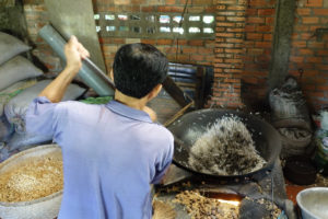 «Poprice» aus dem Mekong-Delta: In einer heissen Pfanne werden Mekong-Sand und Reiskörner gemischt. Und puff!