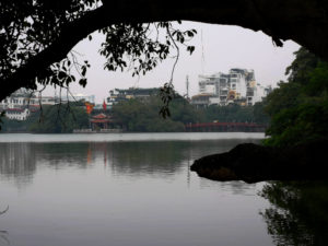 Der Schwertsee (Hoan-Chiem-See) im Zentrum von Hanoi, Vietnam, Südostasien.
